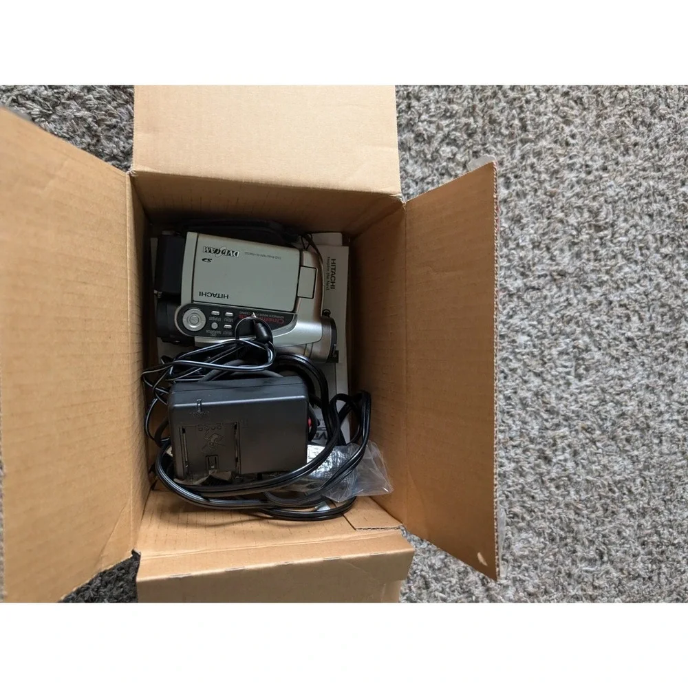 Hitachi DZ-GX5020A DVD‎ Camcorder with 30x Optical Zoom Bundle With Box